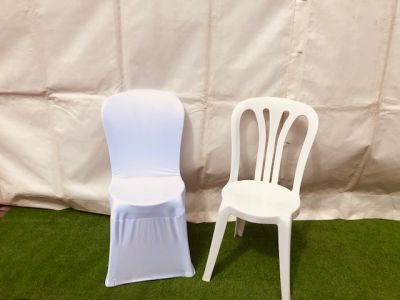 Chaises blanches avec ou sans housse blanche