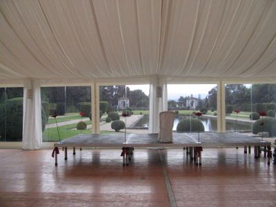 Intérieur plancher vernis avec podium réception